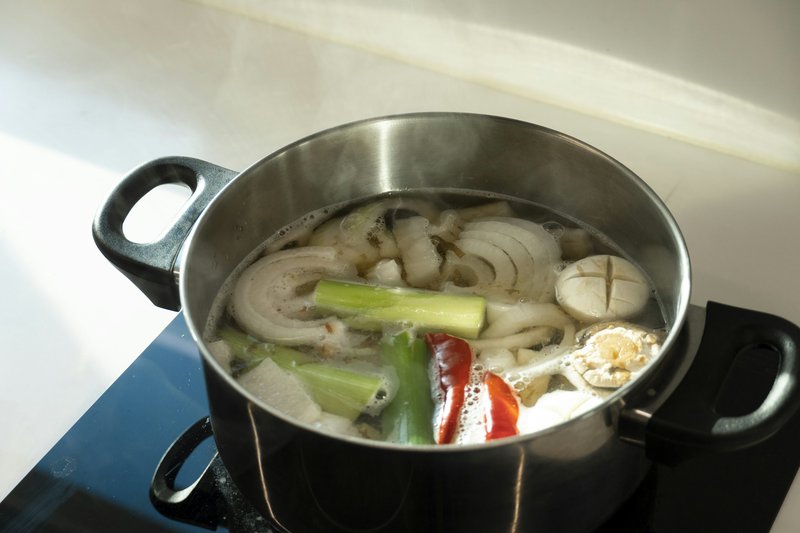 Zelfgemaakte Bone Broth in pan